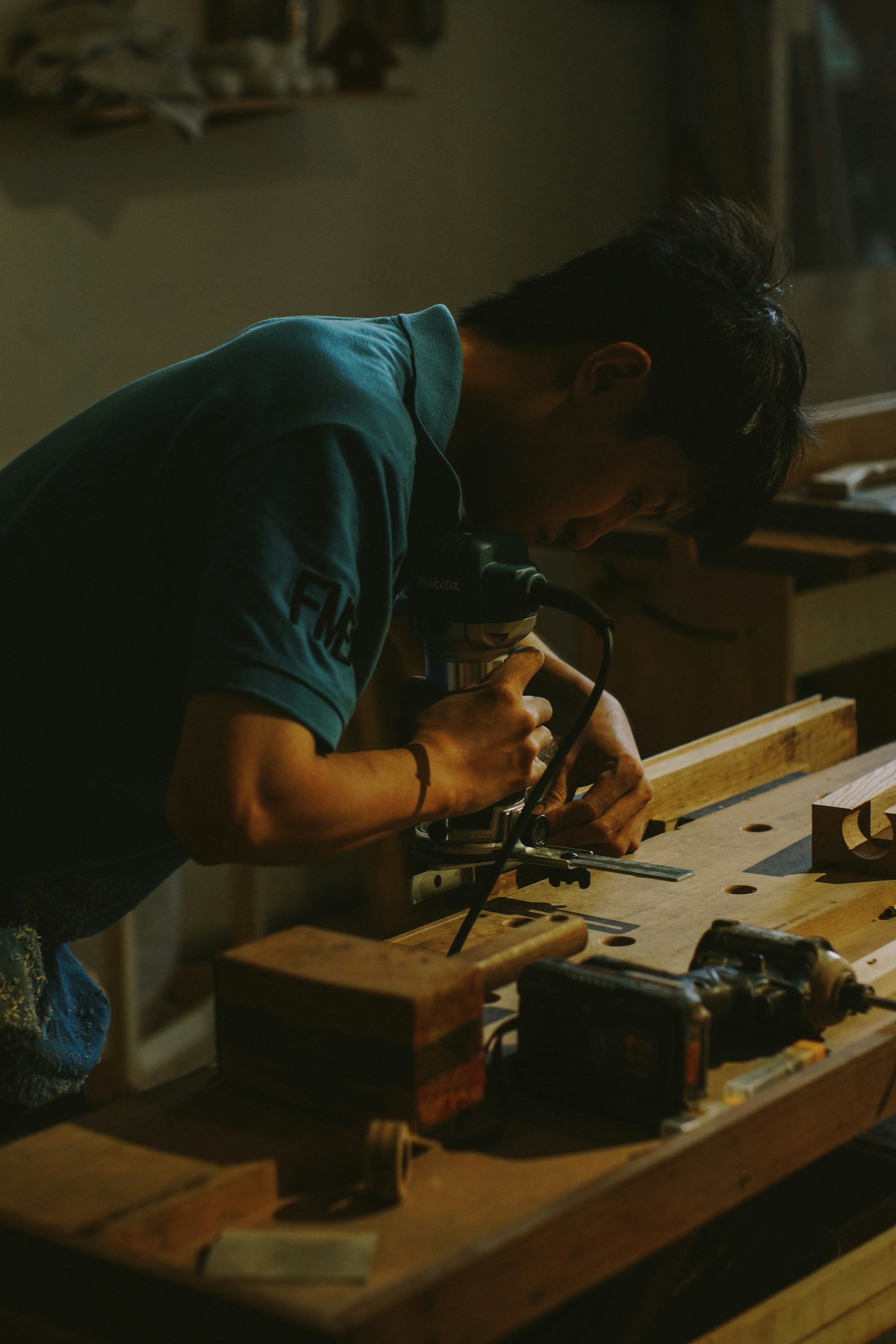 Marceneiro trabalhando na fabricação artesanal de um móvel